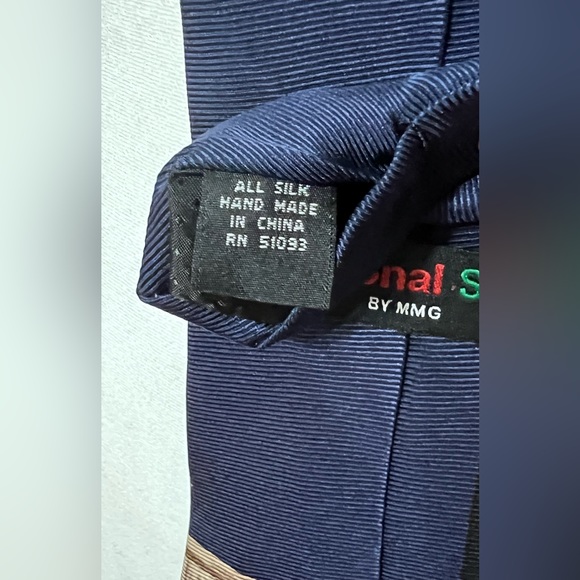 Mens Silk Tie Handmade MMG Seasonal Style Santa playing the piano caroling Xmas - Picture 3 of 10